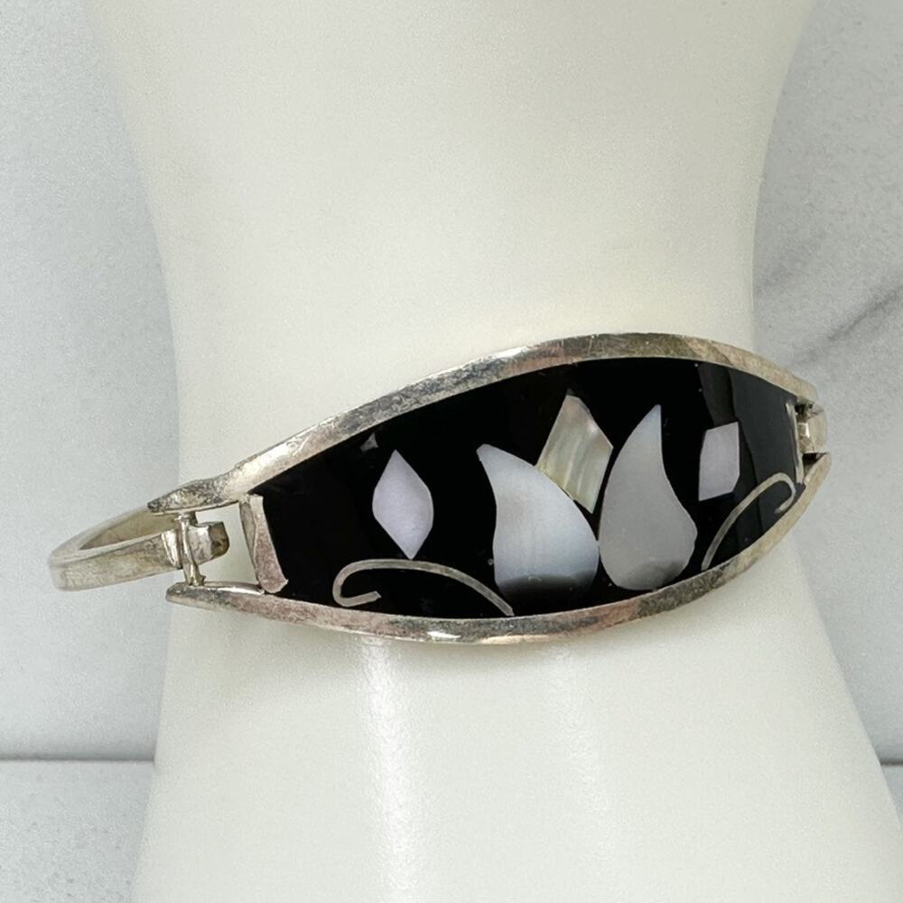Vintage Black MOP Abalone Flower Inlay Eye Shape Silver Tone Hinged Bangle ✨